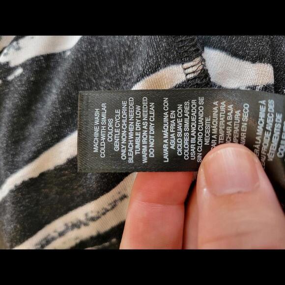 Travelers by Chico's size 1 (size 8) black & white printed stretchy top - Picture 5 of 5